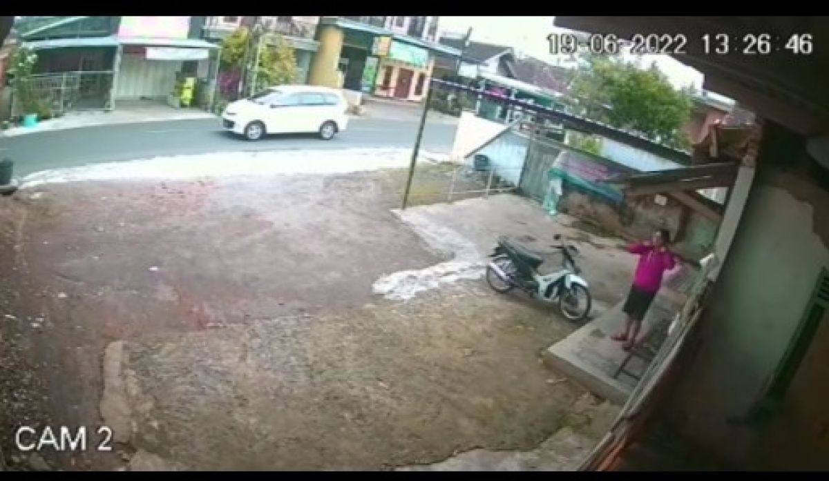 Tangkapan layar rekaman CCTV saat pelaku melakukan pencurian.
