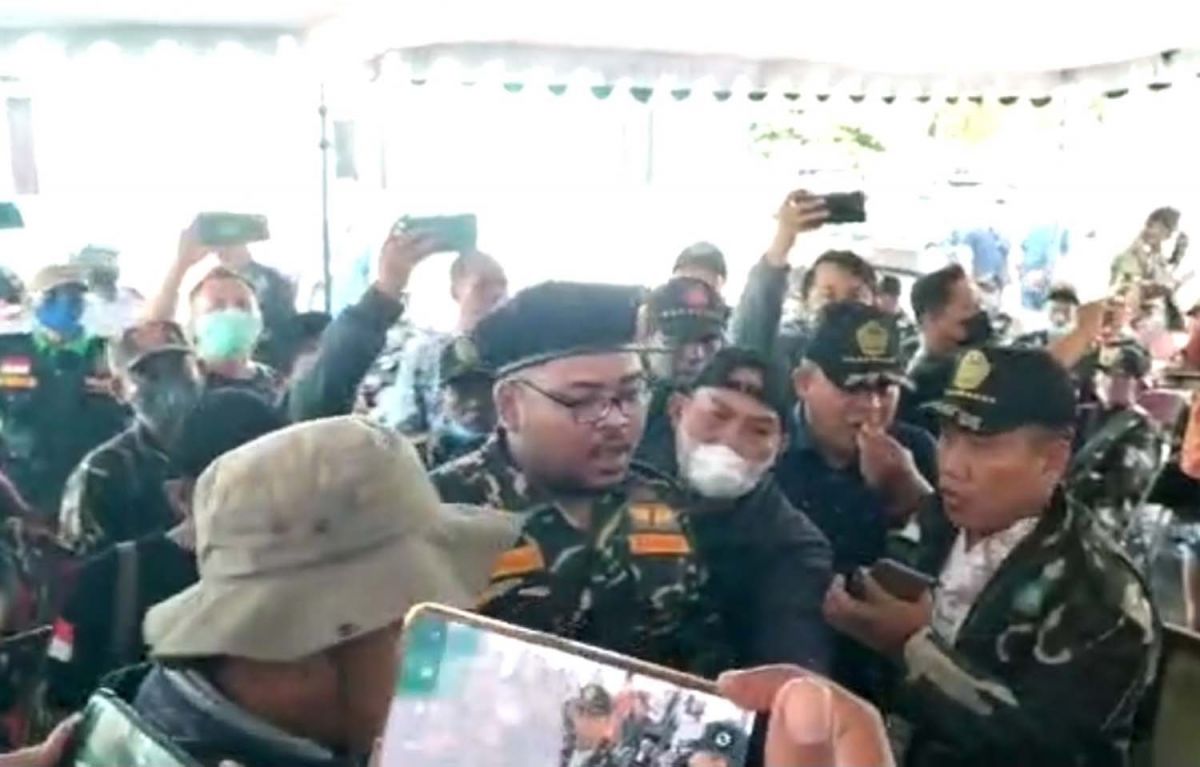 Kericuhan antara GP Ansor Surabaya dan peserta Forum Silaturahim Ikatan Alumni (IKA) Ansor dan Banser Jatim (Foto: Tangkapan layar video yang beredar)