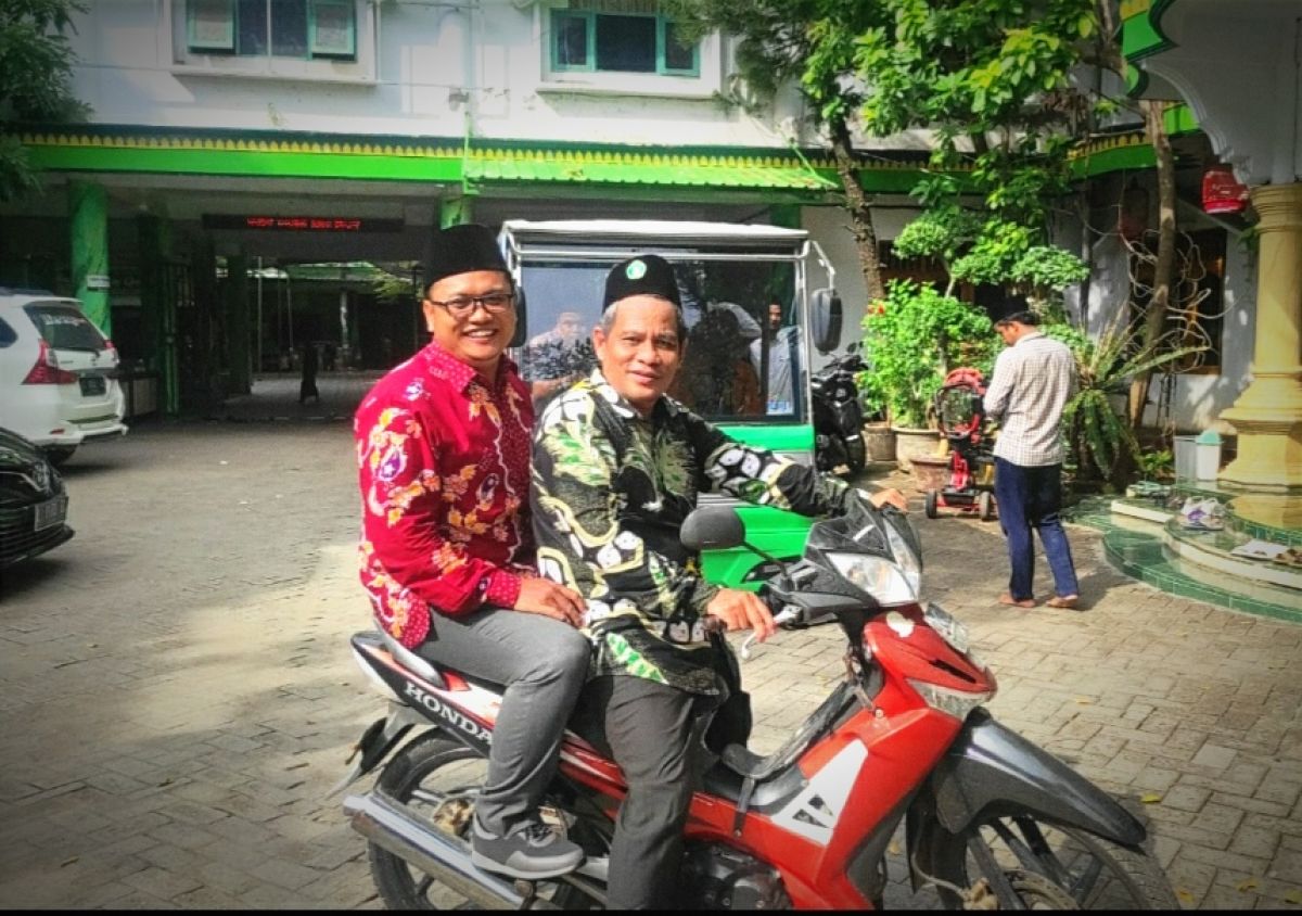 Kedekatan Gus Imam (baju hijau) bersama Cak Imam (baju merah). Dua politisi yang baru saja diamanahi sebagai nahkoda DPC Gerindra Lamongan. (Foto: Adyad Ammy Iffansah/jatimnow.com)