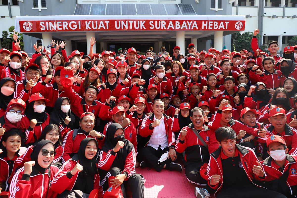 Wali Kota Surabaya Eri Cahyadi melepas 794 atlet Porprov Jatim 2022. (Foto: Ni'am Kurniawan/jatimnow.com)