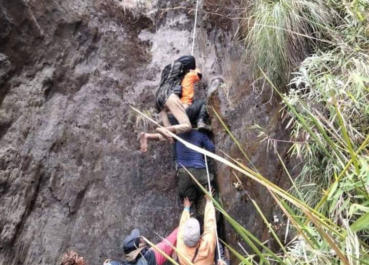 Proses evakuasi orang hilang di Gunung Bromo. (Foto: akun Facebook Syaiful Gondo)