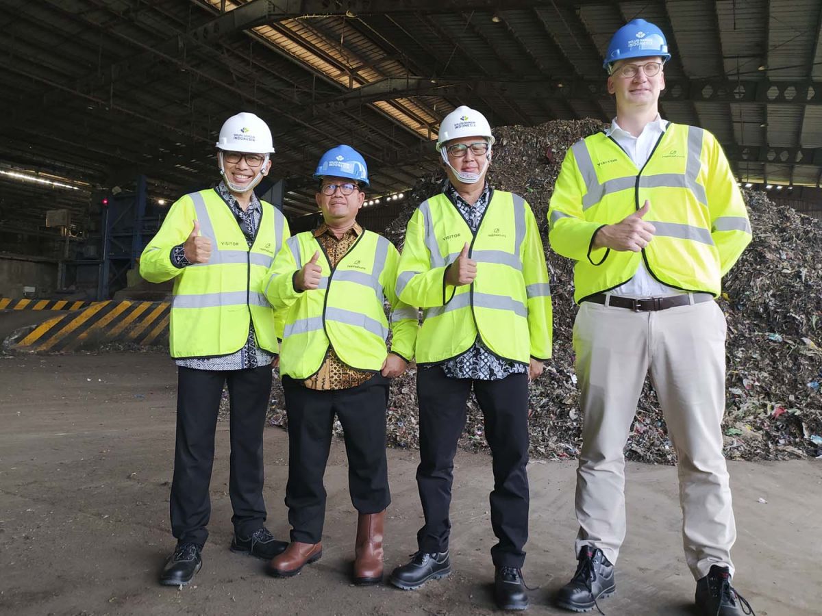 (Dari kiri ke kanan): Direktur Manufacturing SBI Soni Asrul Sani, Ketua Komisi VII DPR Sugeng Suparwoto, Direktur Utama SBI Lilik Unggul Raharjo dan Duta Besar Denmark H.E. Lars Bo Larsen (Foto-foto: SIG)