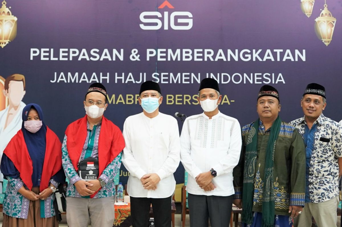 Direktur SDM dan Umum SIG, Agung Wiharto (ketiga kiri) bersama jemaah haji SIG saat pemberangkatan di Wisma A Yani Gresik