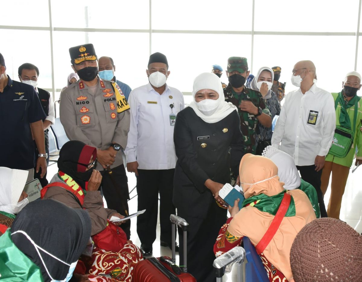 Gubernur Khofifah menyapa jemaah haji dari Jawa Timur yang mempersiapkan diri menuju tanah suci. (Foto: Humas Pemprov Jatim/jatimnow.com)