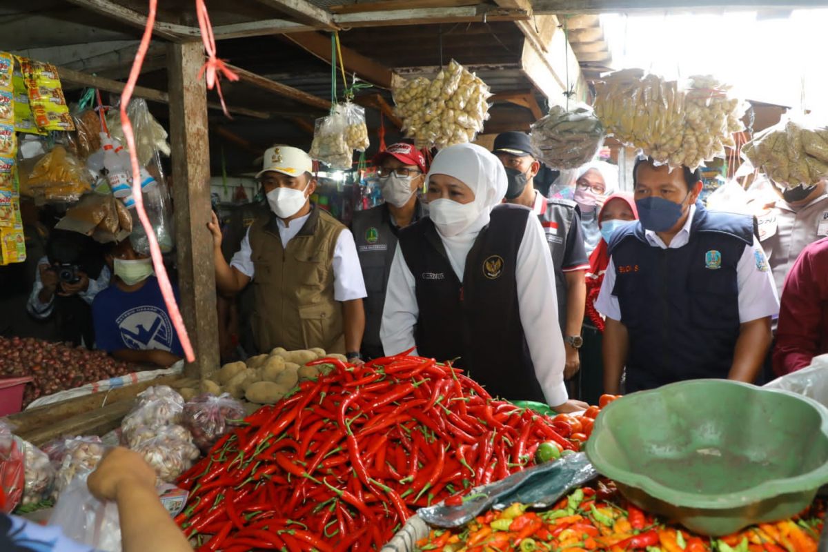 Saat Gubernur Khofifah melakukan inspeksi ke sejumlah pasar tradisional di Jatim. (Foto: Dok Humas Pemprov Jatim/jatimnow.com)
