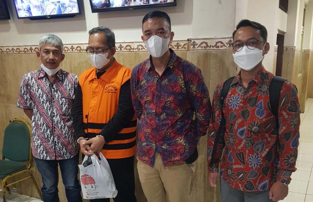 Hakim PN Surabaya nonaktif, Itong Isnaeni Hidayat saat tiba di Rutan Medaeng (Foto: Humas Kemenkumham Jatim)