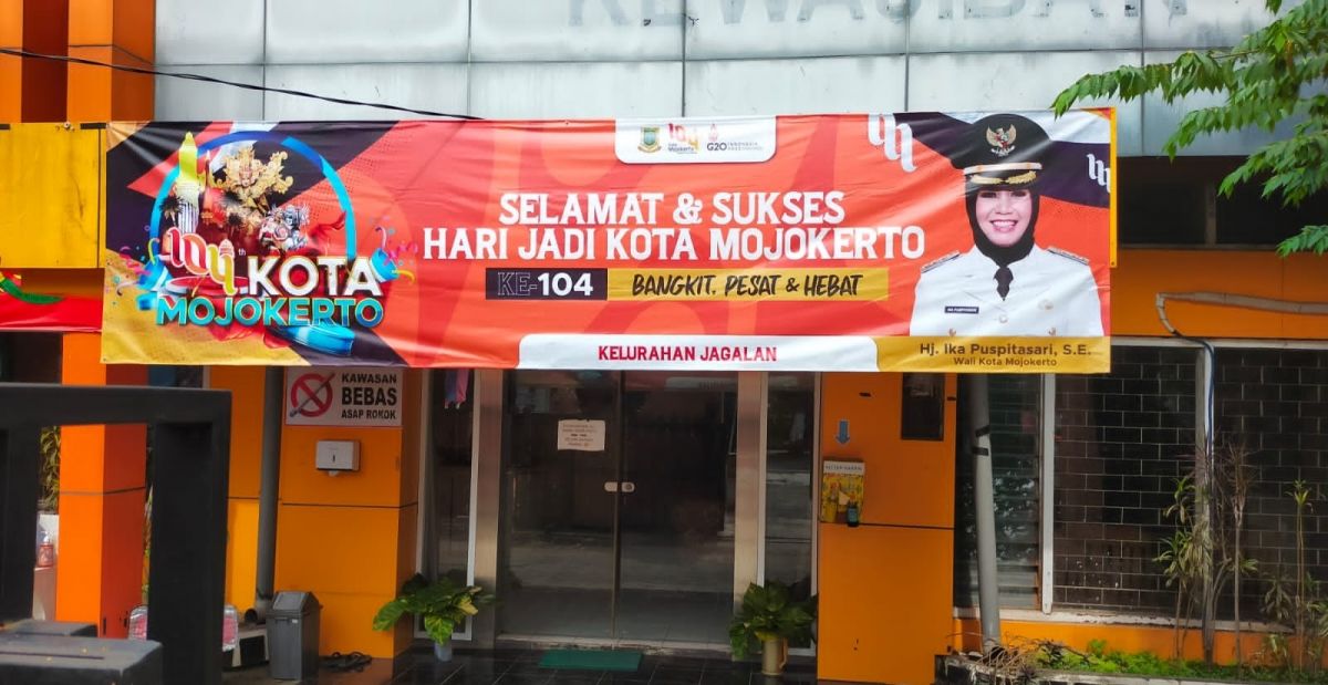 Pemasangan spanduk jelang Hari Jadi Kota Mojokerto ke-104. (Foto: Achmad Supriyadi/jatimnow.com)
