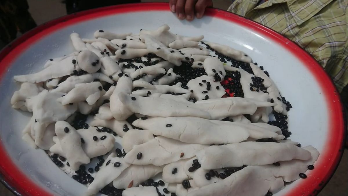 Harip-harip, boneka ikan yang terbuat dari tepung dan kacang hitam dalam gelaran adat labuh laut di Tulungagung.