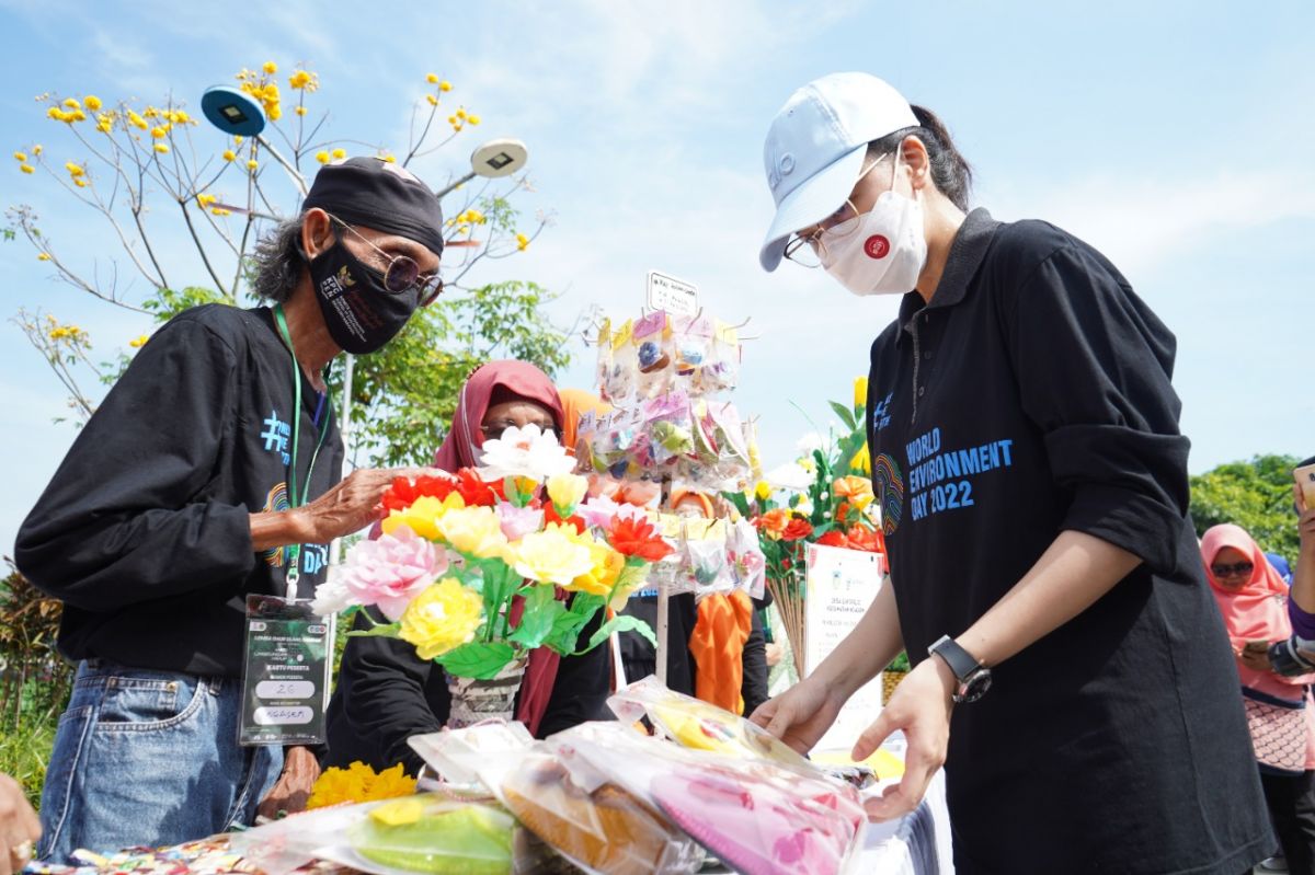 Mbak Cicha (kanan) dalam acara penyerahan penghargaan lomba kreasi daur ulang sampah di Taman Totok Kerot (Foto: Humas Pemkab Kediri/jatimnow.com)