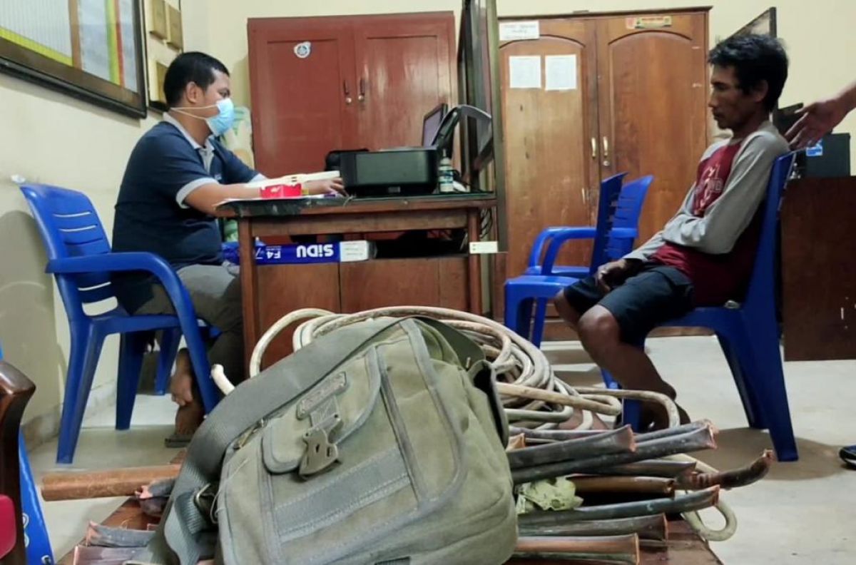 Pelaku saat diperiksa Penyidik Unit Reskrim Polsek Kota Kediri (Foto: Yanuar Dedy/jatimnow.com)
