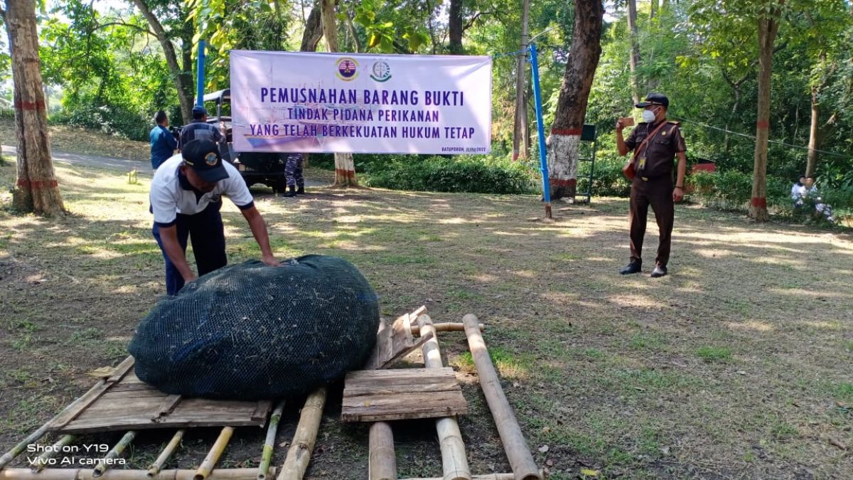 Petugas mempersiapkan jaring cantrang yang akan dimusnahkan di Mako Lanal Batuporon, Jumat (3/6/2022) - (Foto: Hasan for jatimnow.com)