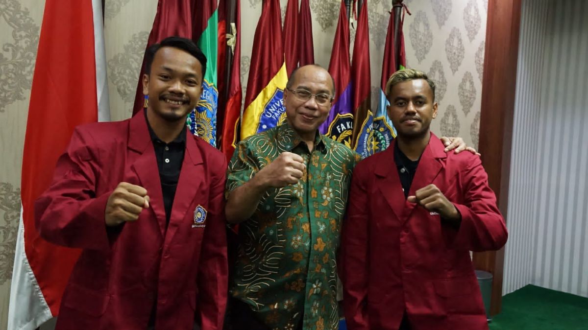 Pemain Persebaya, Alwi Slamat dan Muhammad Hidayat bersama Rektor UMSurabaya, Sukadiono (Foto: Humas UMSurabaya)