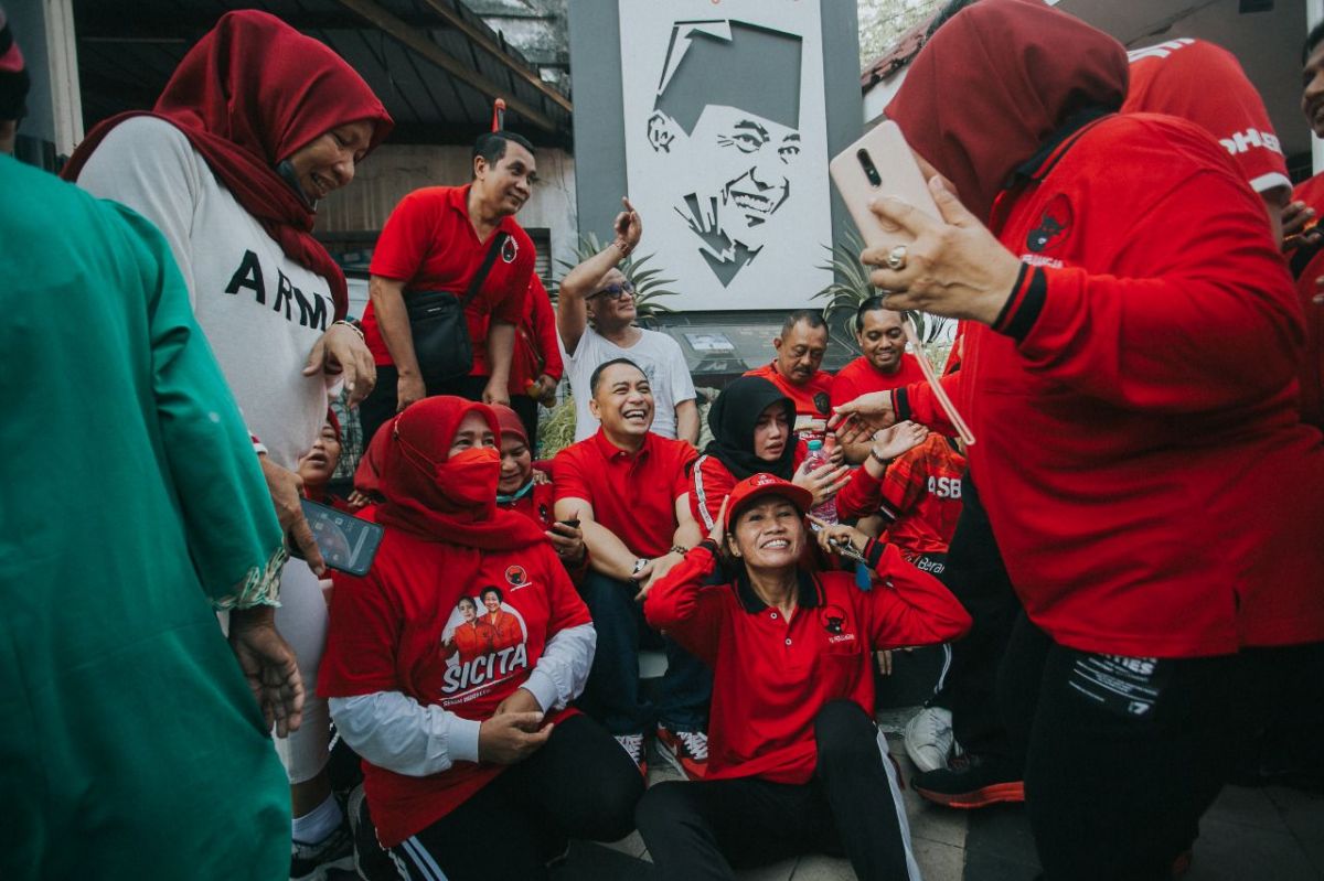 Usai senam Sicita di Jalan Peneleh, Wali Kota Surabaya Eri Cahyadi dan Wakil Wali Kota Armuji guyub berbaur dengan warga dan kader banteng. (Foto: PDI Perjuangan)