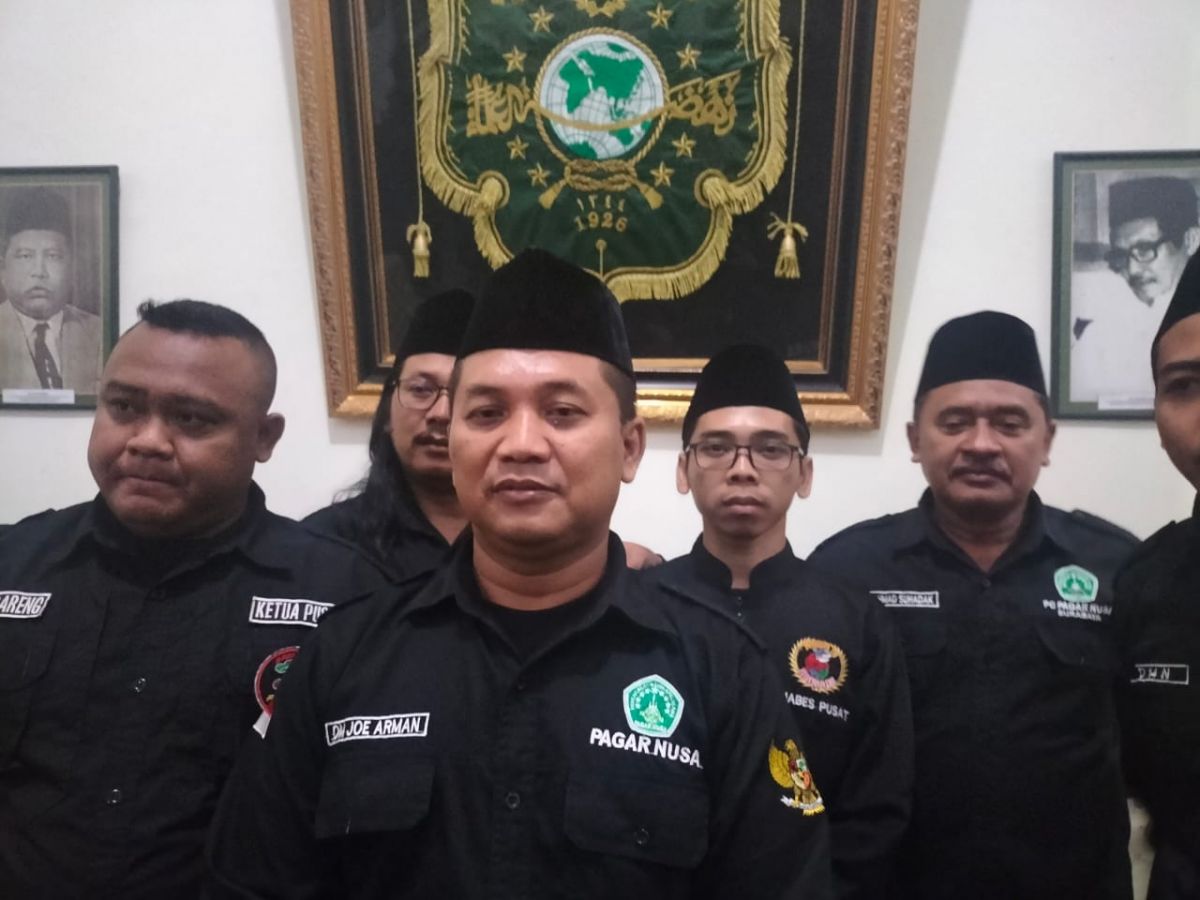 Ketua Pagar Nusa Surabaya, Abdul Rochman (tengah) dan jajaran pengurus (Foto: Zain Ahmad/jatimnow.com)