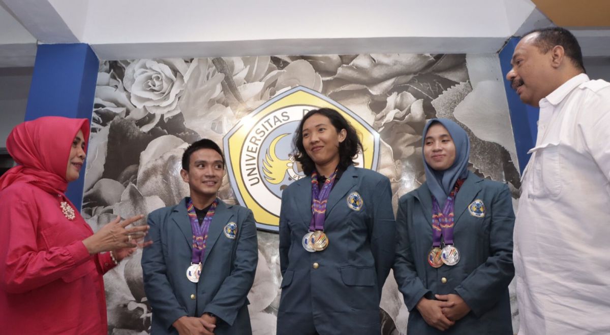 Tiga atlet cabang olahraga selam peraih medali emas Sea Games yang dapat beasiswa kuliah di Unitomo, Surabaya (Foto: Humas Unitomo/jatimnow.com)