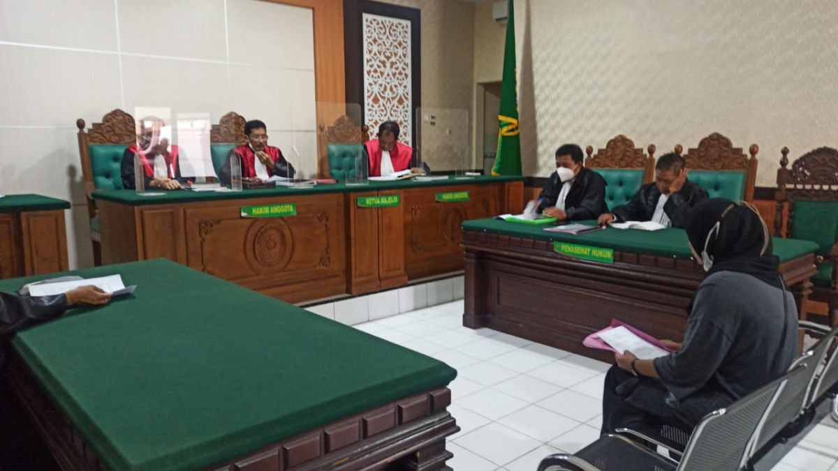 Kinanti Viola Rosa saat membacakan pembelaan di depan majelis hakim di Pengadilan Negeri Sidoarjo (Foto: Zainul Fajar/jatimnow.com)