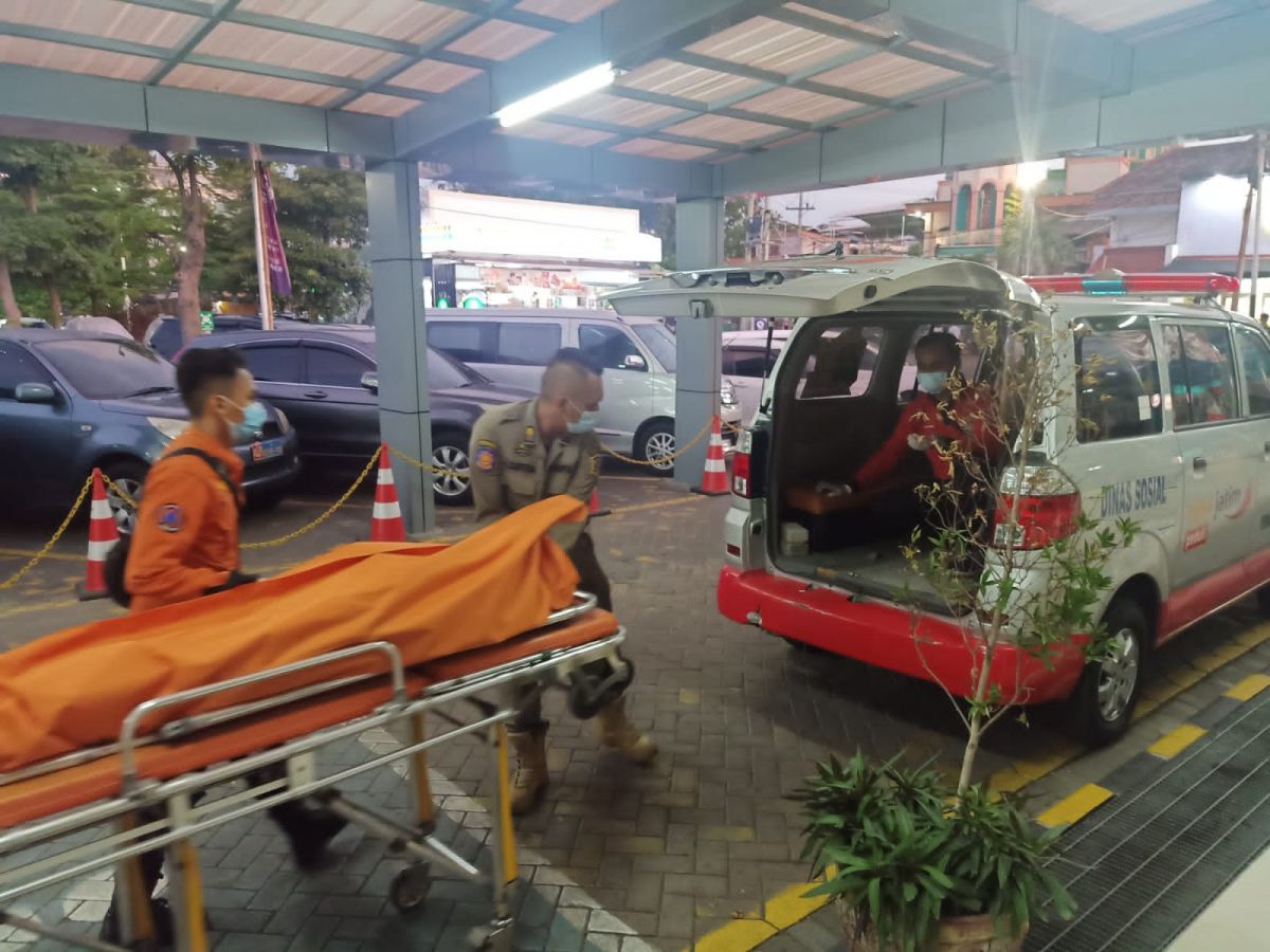 Petugas saat mengevakuasi penumpang KA yang tewas di stasiun pasar turi surabaya. (Foto: BPBD Kota Surabaya/jatimnow.com).