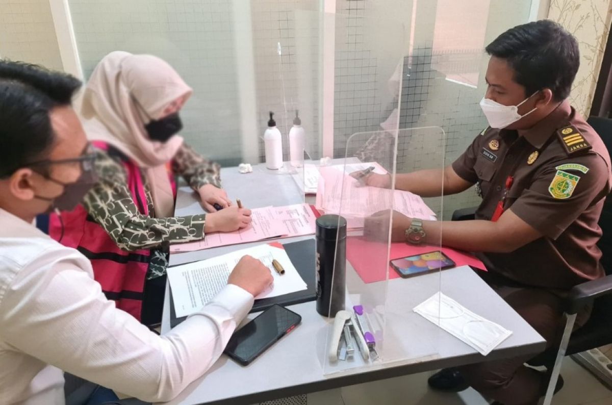 Pasutri pemilik PT HKM tersangka korupsi pada bank plat merah hingga Rp60 miliar saat ditahan di Kejari Tanjung Perak Surabaya. (Foto-foto: Kejari Tanjung Perak/jatimnow.com)