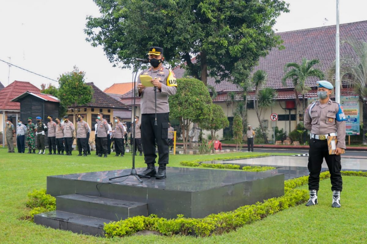 Kapolres Jombang, AKBP Moh Nurhidayat saat memimpin apel gelar pasukan operasi patuh Semeru 2022.(Foto: Elok Aprianto/jatimnow.com)