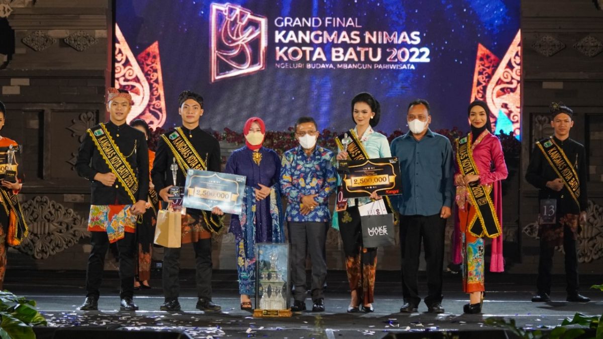 Wakil Wali Kota Batu Punjul Santoso menyematkan penghargaan pada pemenang Kangmas dan Nimas 2022.