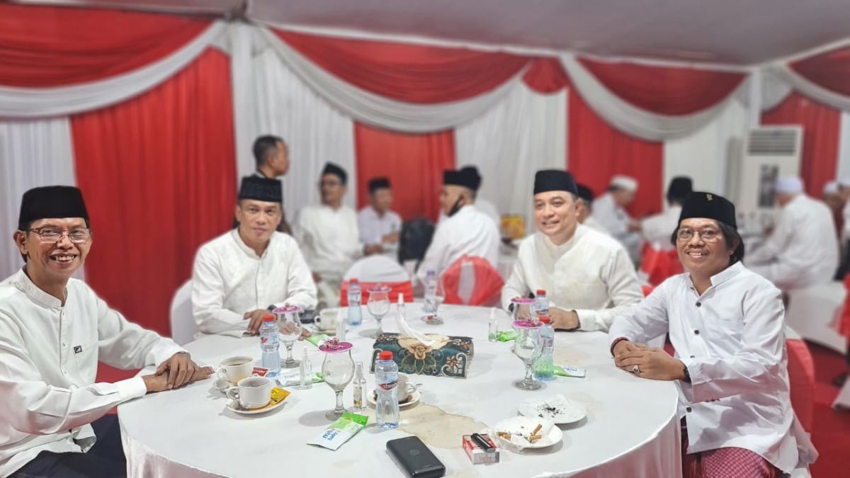 Wali Kota Surabaya eri Cahyadi bersama Ketua DPRD Surabaya Adi Sutarwijono dan Sekretaris Komisi A DPRD Surabaya, Budi Leksono. (Foto: Ni'am Kurniawan/jatimnow.com)