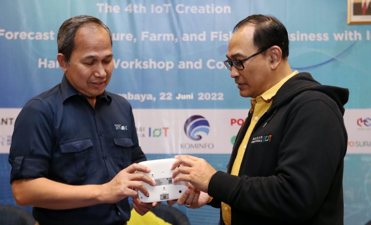 Direktur Standardisasi Perangkat Pos dan Informatika Ditjen SDPPI Kemenkominfo, Mulyadi bersama Ketum Asioti, Teguh Prasetya membahas perangkat Gateway IoT (Foto: Dok Asioti)