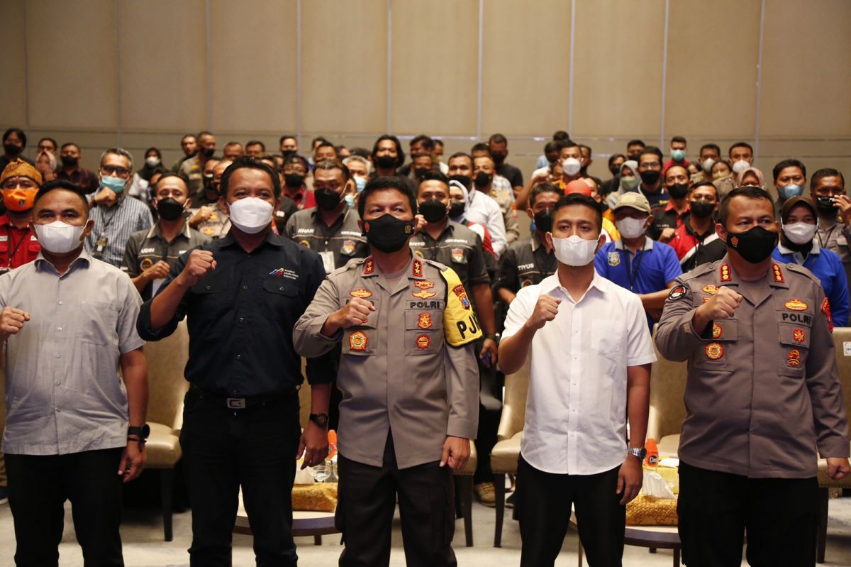 Influencer Surabaya Tom Liwafa dalam Deklarasi Anti Hoaks yang digelar Polda Jatim (Foto: Humas Polda Jatim/jatimnow.com)