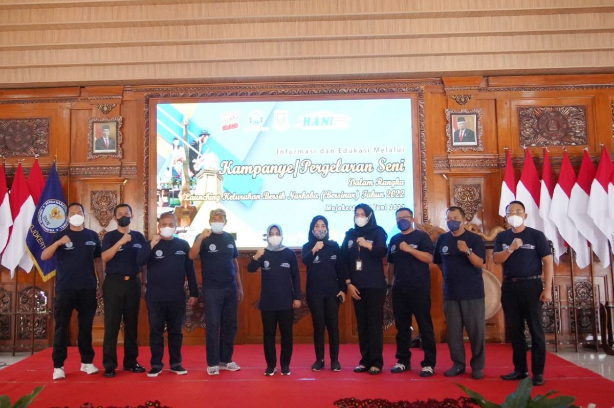 Wali Kota Mojokerto Ika Puspitasari (Ning Ita) dan Kepala BNN Kota Mojokerto AKBP Suharsi saat launching Kelurahan Bersinar