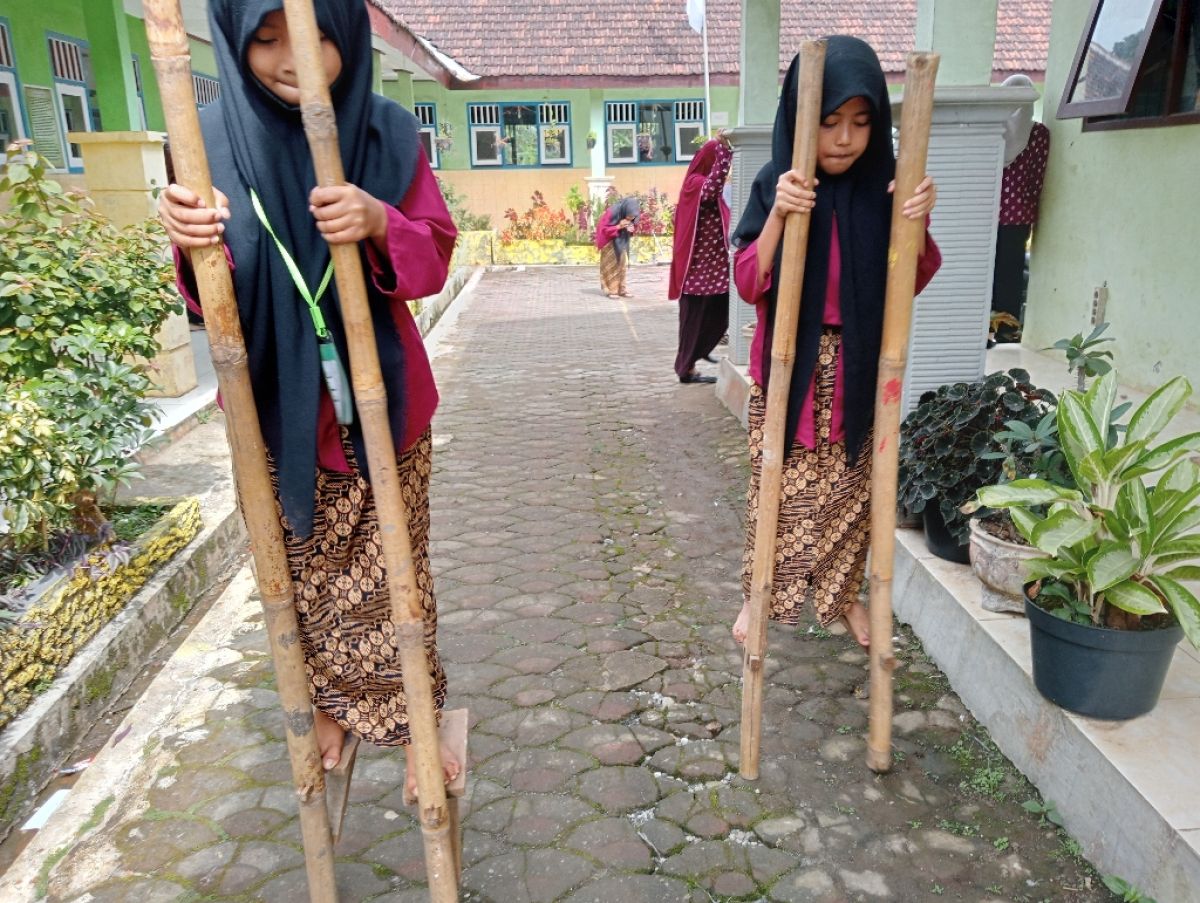 Siswa siswi SDN Carangwulung, Wonosalam saat memainkan permainan tradisional gobak sodor. (Foto: Elok Aprianto/jatimnow.com)