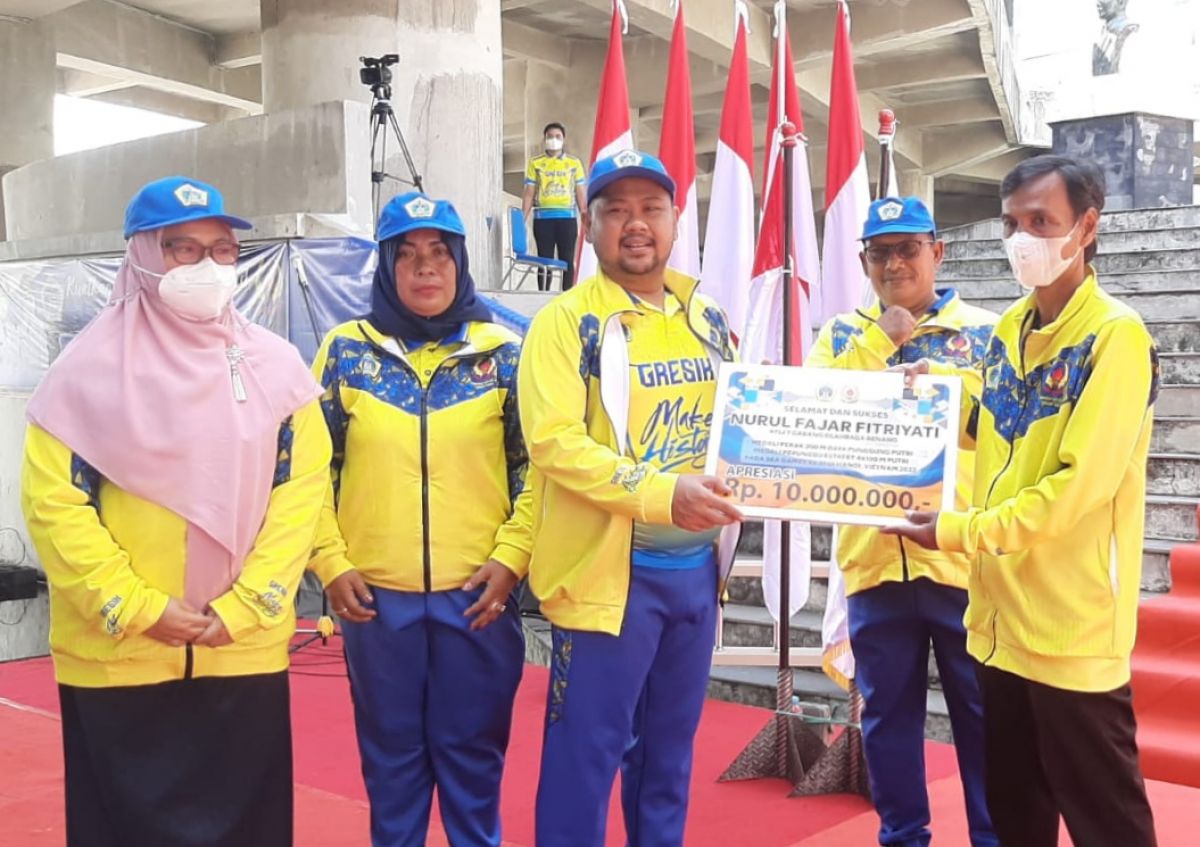 Bupati Gresik Fandi Akhmad Yani saat memberikan reward untuk atlet Sea Games asal Gresik (Foto: KONI Gresik)