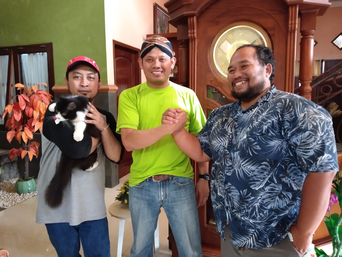 Ricky melayani foto bersama penggemarnya di rumahnya Desa Sodo, Kecamatan Pakel, Kabupaten Tulungagung (Foto: Bramanta Pamungkas/jatimnow.com)