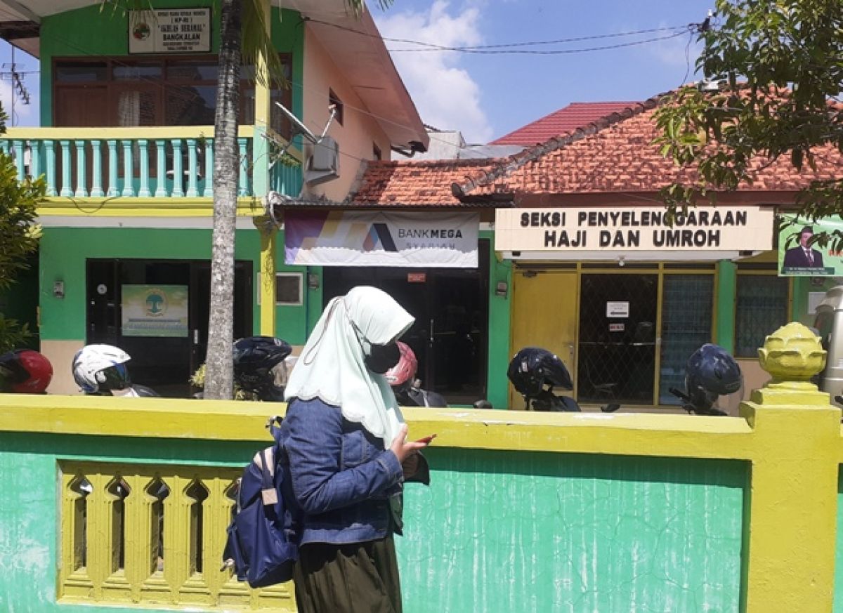 Seorang siswi MTsN melintas di depan Kantor Kementrian Agama Kabupaten Bangkalan, Kamis (2/6/2022). (Foto: Syaiful Islam/jatimnow.com)