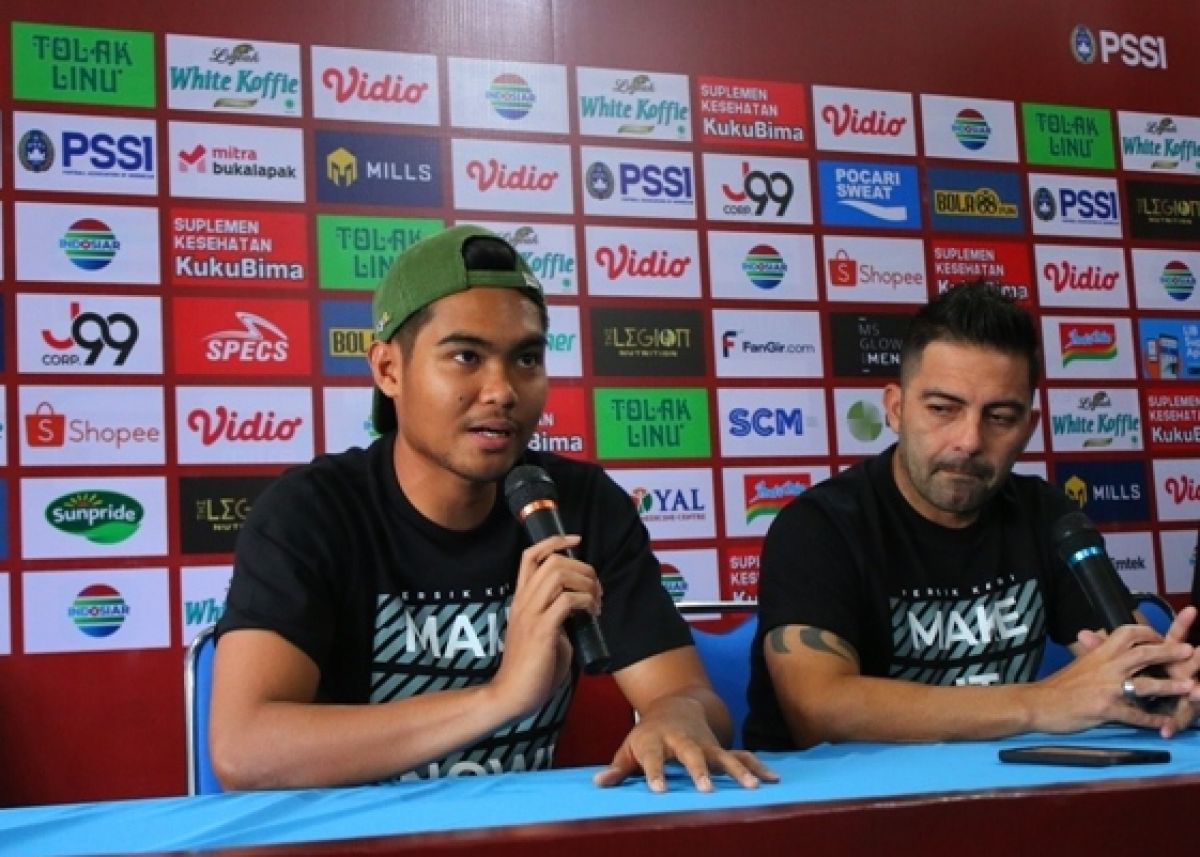 Kartika Ajie (kiri) bersama Javier Roca (kanan) dalam pre match press conference di Malang. (Foto: Media Officer Persik Kediri/jatimnow.com)