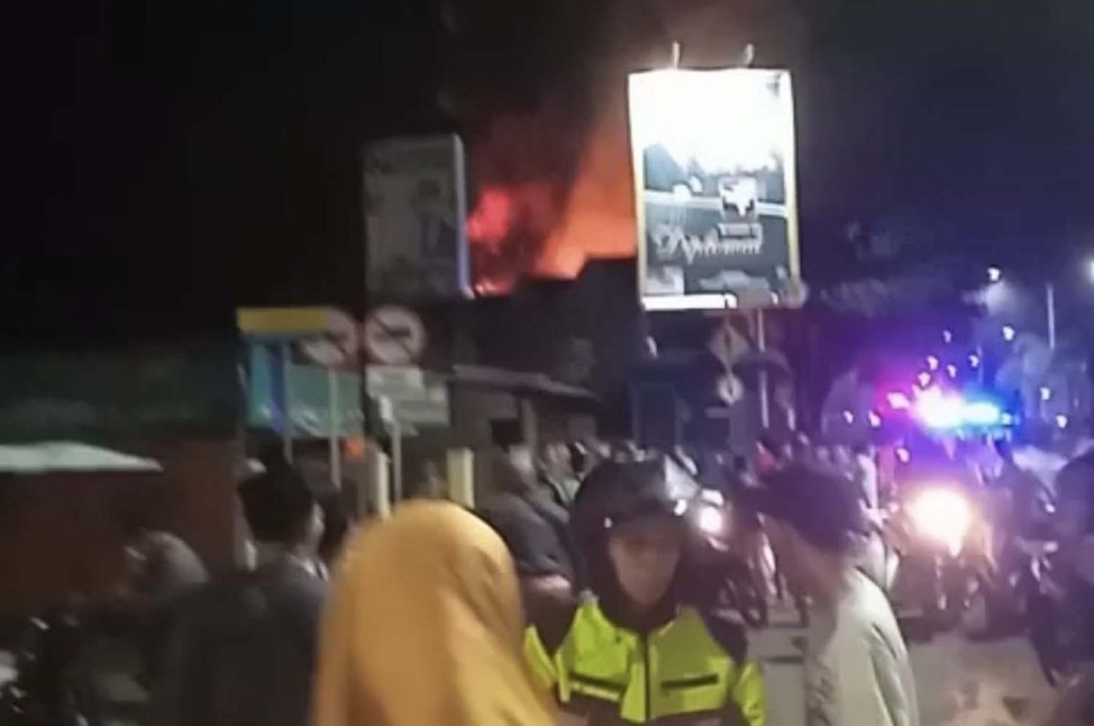 Kebakaran bengkel motor di Jember jadi tontonan warga