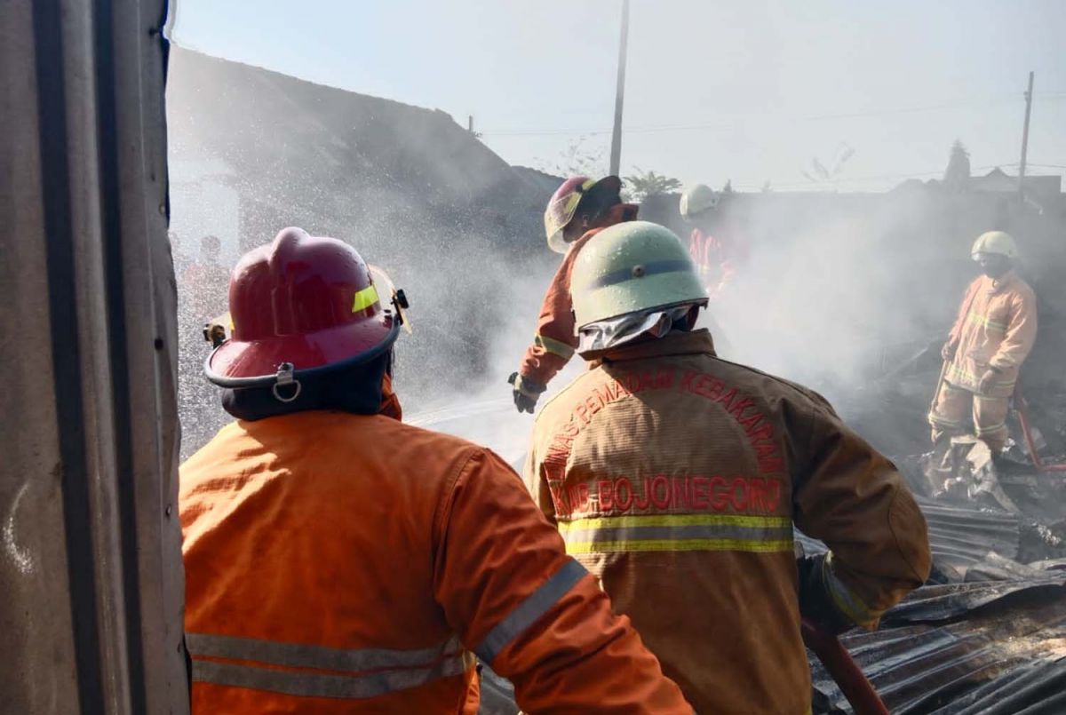 Petugas memadamkan api dalam kebakaran pasar di Bojonegoro (Foto-foto: Misbahul Munir/jatimnow.com)