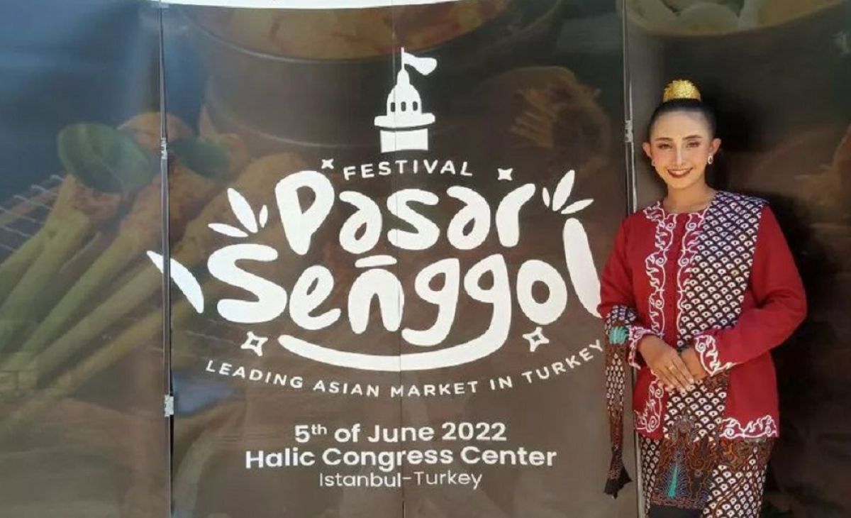 Meril mengenakan pakaian khas Kabupaten Kediri Ken Kadiri saat tampil di Festival Pasar Senggol Turki 2022. (Foto: Instagram Meril @ggcmerryl/jatimnow.com)