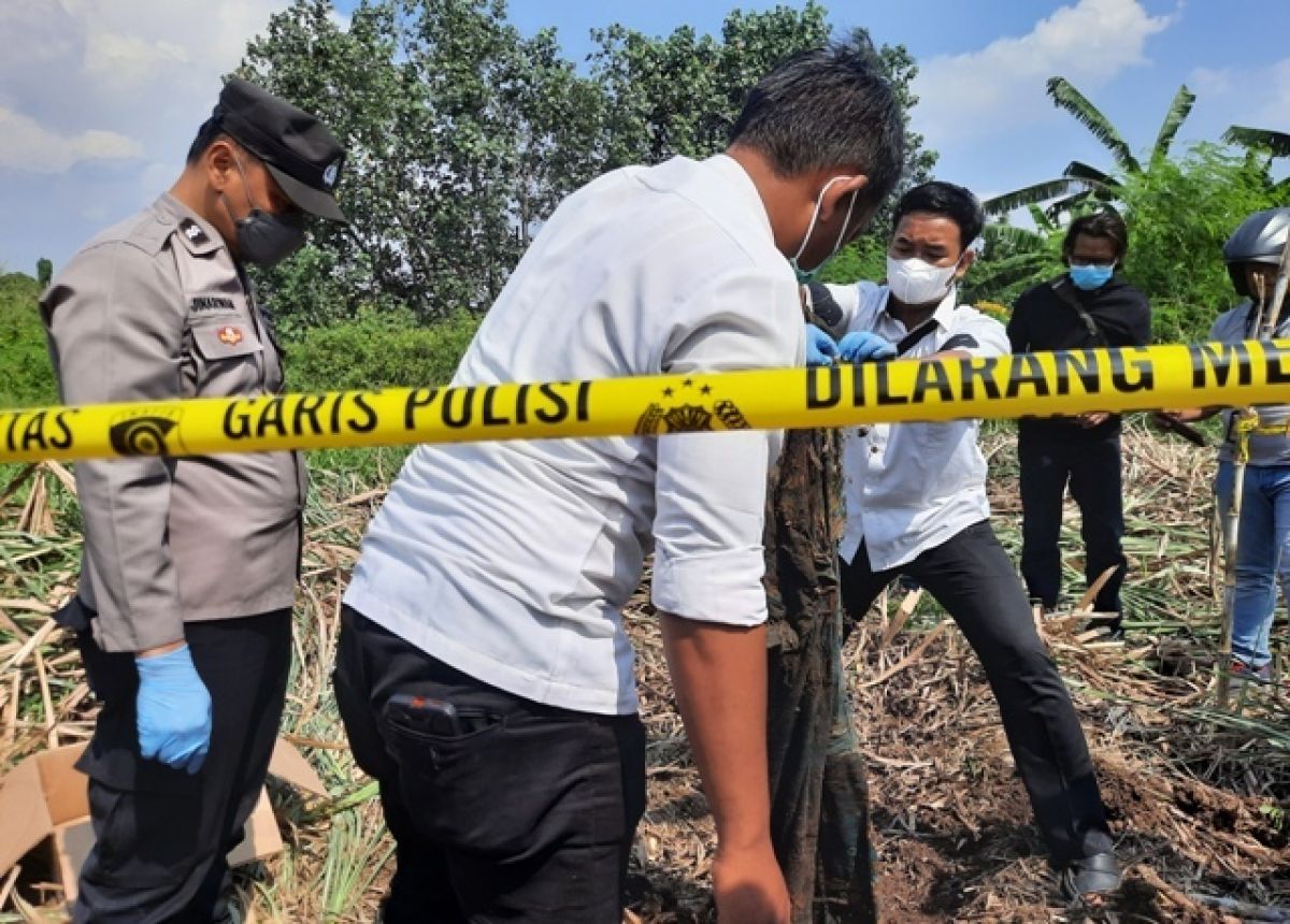 Daster yang ditemukan bersama kerangka manusia di ladang tebu Desa Mlirip, Mojokerto. (Foto: Achmad Supriyadi/jatimnow.com)
