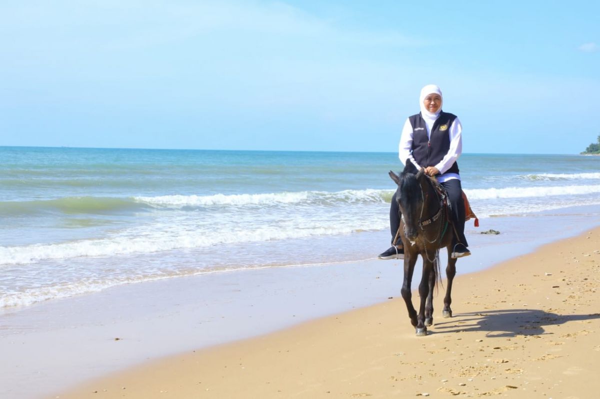 Khofifah menikmati Indahnya Pantai Slopeng dengan berkuda.