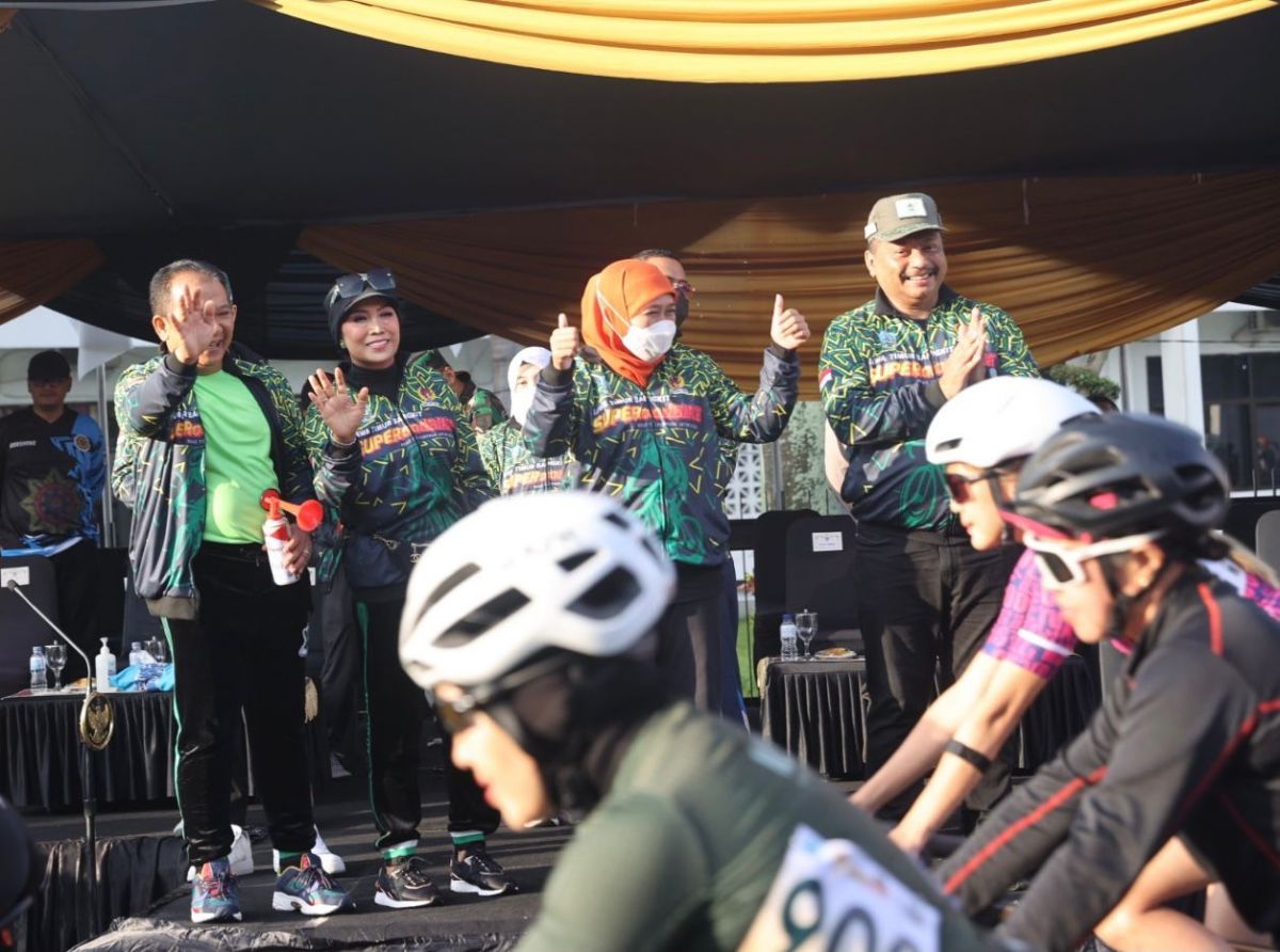Gubernur Jatim Khofifah Indar Parawansa memberangkatkan peserta Super Road Bike.(Foto: Humas Pemprov Jatim)
