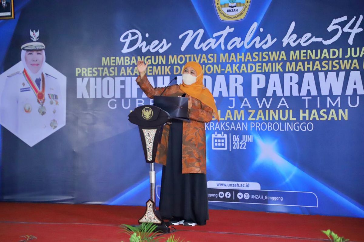 Khofifah memberi sambutan di Dies Natalis ke-54 di Universitas Islam Zainul Hasan Genggong. (Foto: Humas Pemprov Jatim)