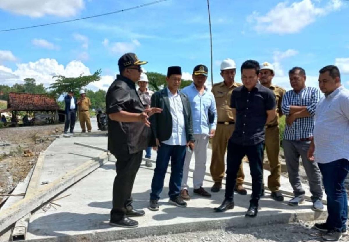 Anggota Komisi III DPRD Kabupaten Sampang saat melakukan sidak proyek peningkatan struktur jalan kabupaten ruas Gunung Rancak-Tobai Timur (Foto: Fathor Rahman/jatimnow.com)