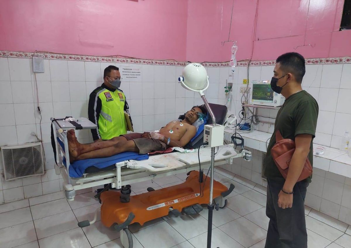 Korban pembacokan di Desa Kademangan Mojoagung saat menjalani perawatan di RS. (Foto: Polsek Mojoagung/jatimnow.com)