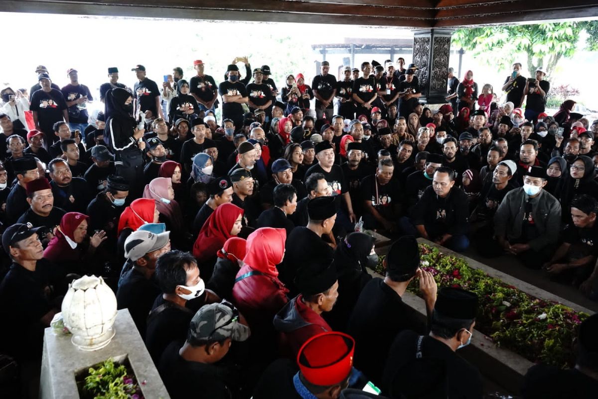 Kusnadi bersama ratusan kader PDI Perjuangan Lamongan ziarah ke makam Bung Karno di Blitar. (Foto: PDI Perjuangan for jatimnow.com)