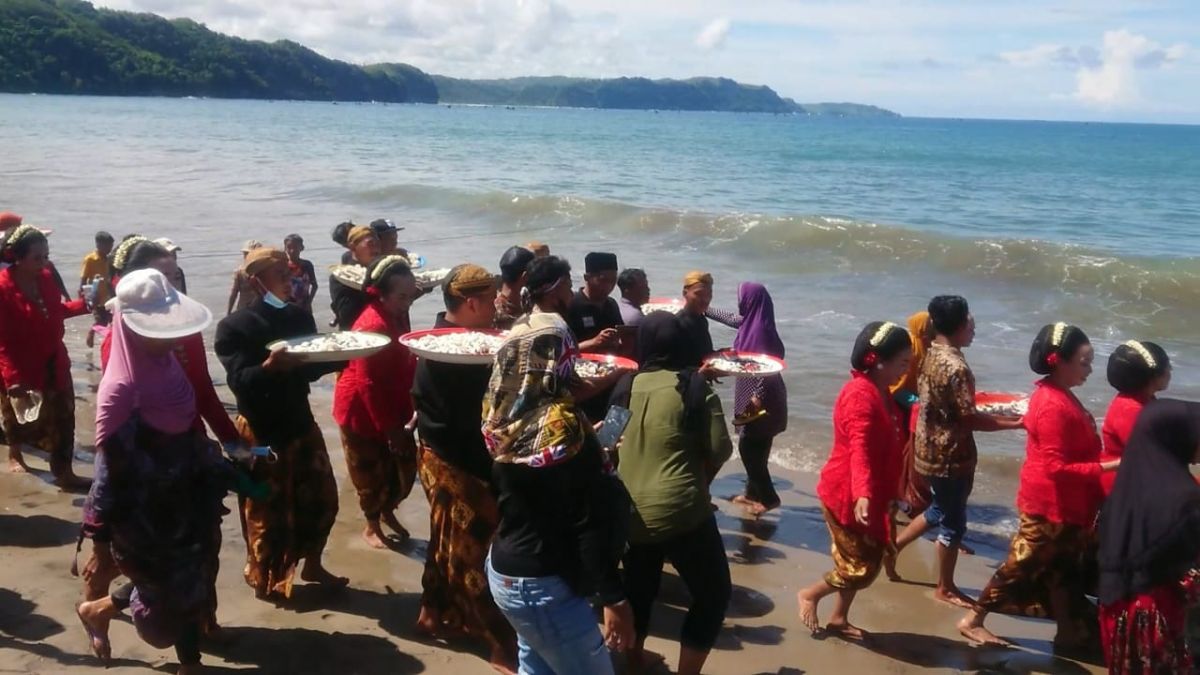 Nelayan menggelar upacara adat labuh laut di Pantai Sine, Tulungagung. (Foto-foto: Bramanta Pamungkas/jatimnow.com)