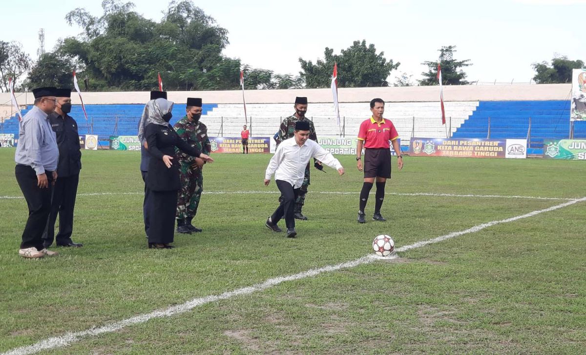 Dandim 0815 Letkol Inf Beni Asman bersama Bupati Mojokerto dan Wabup Gus Barra saat tendangan pertama dimulainya Liga Santri PSSI Piala KASAD (Foto: Achmad Supriyadi/jatimnow.com)