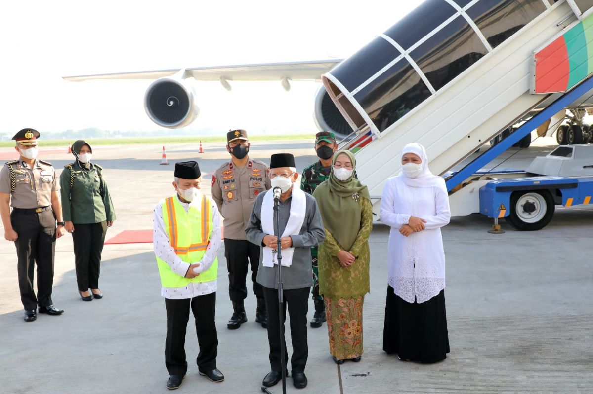 Wakil Presiden RI Ma'ruf Amin saat memberangkatkan jemaah haji di Bandara Juanda.(Foto: Humas Pemprov Jatim)