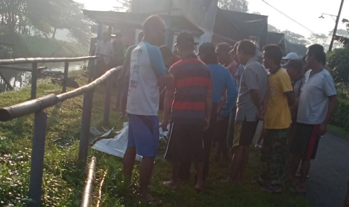 Penemuan mayat pria bertato di Sungai Molek, Sumberpucung, Malang (Foto: BPBD Kabupaten Malang)
