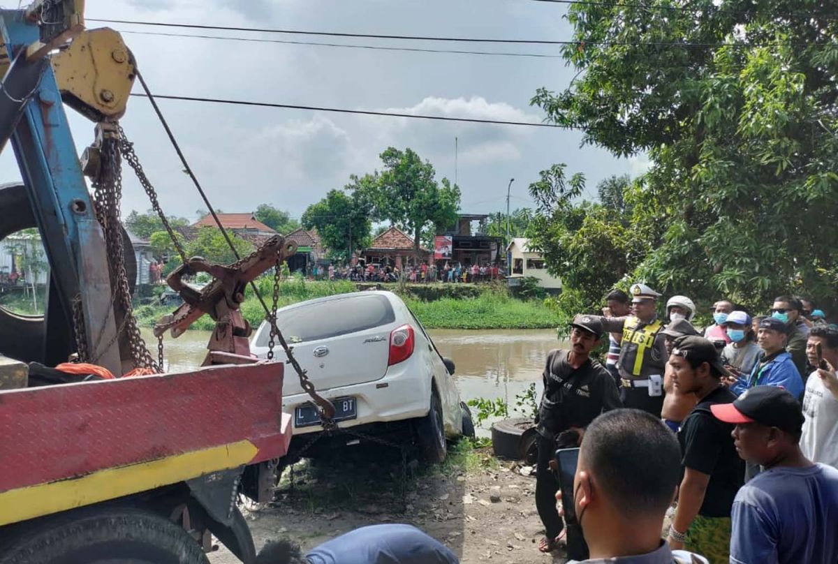 Proses evakuasi mobil Ayla yang tercebur ke sungai (Foto: Satlantas Polresta Sidoarjo)