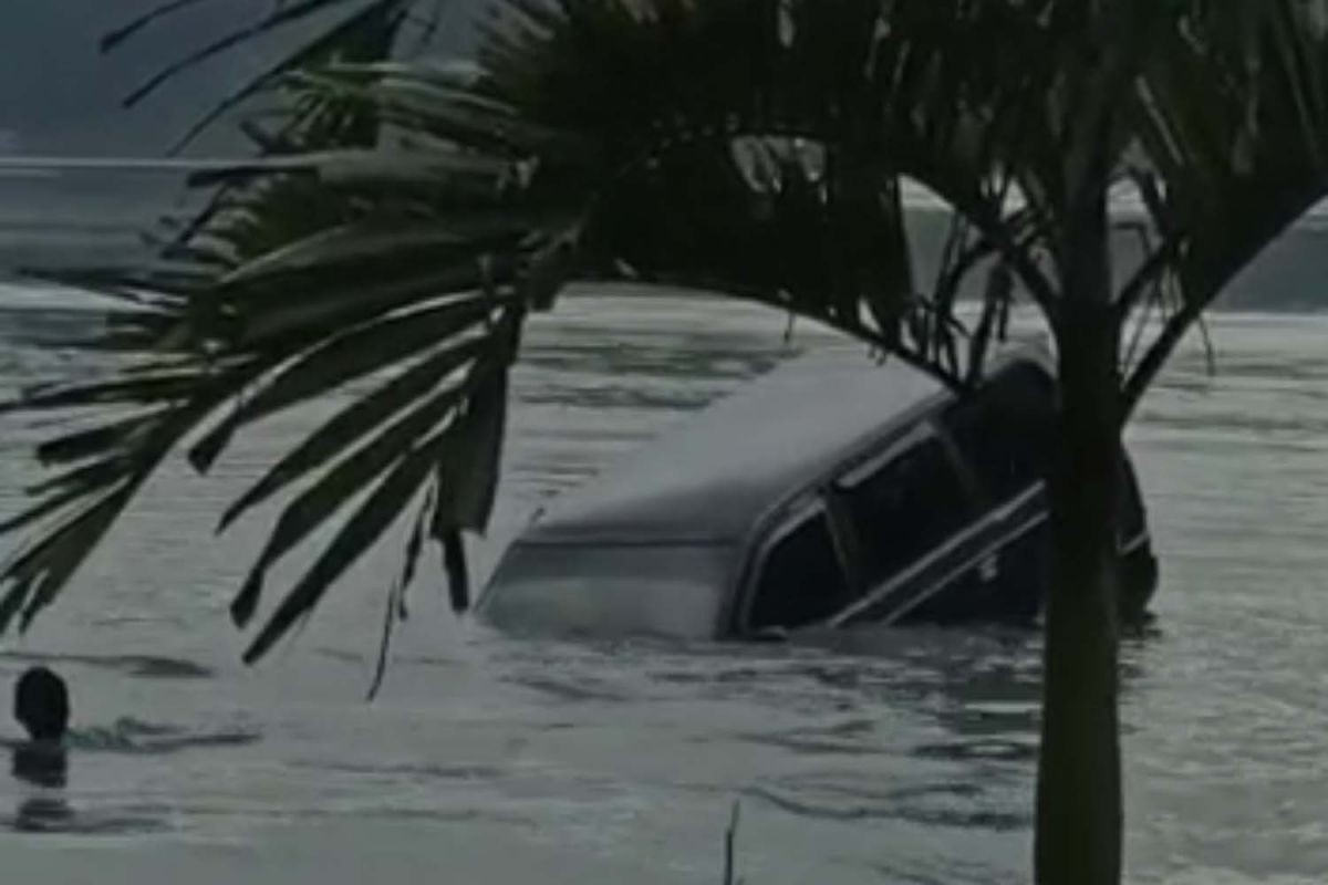 Tangkapan layar video mobil tenggelam di Telaga Ngebel, Ponorogo yang beredar