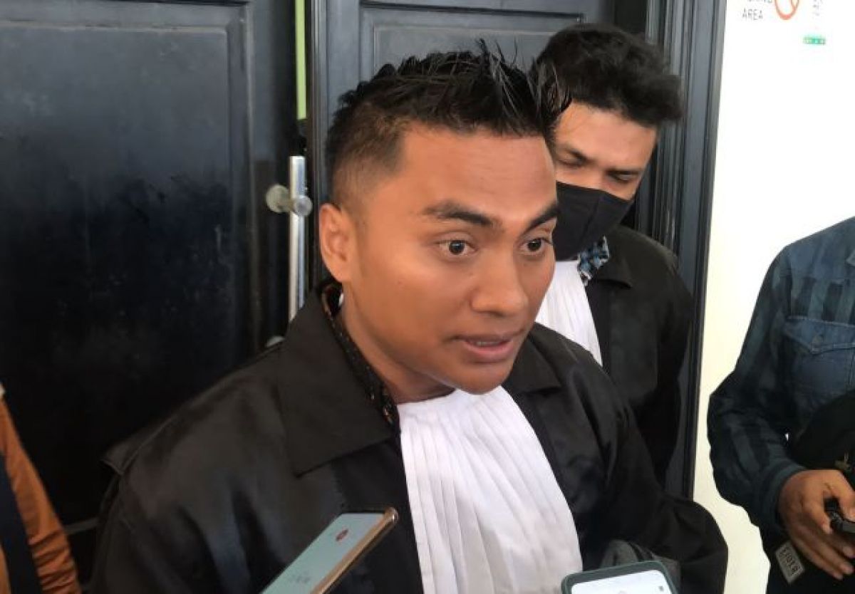 Penasihat hukum Hakim Itong, Mulyadi, usai sidang pembacaan dakwaan di Pengadilan Tipikor Surabaya. (Foto-foto: Zainul Fajar/jatimnow.com)